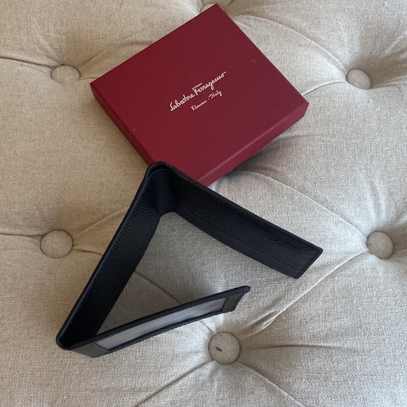 Salvatore Ferragamo Men's Pebbled Tri Fold
Leather Wallet - Picture 7 of 7